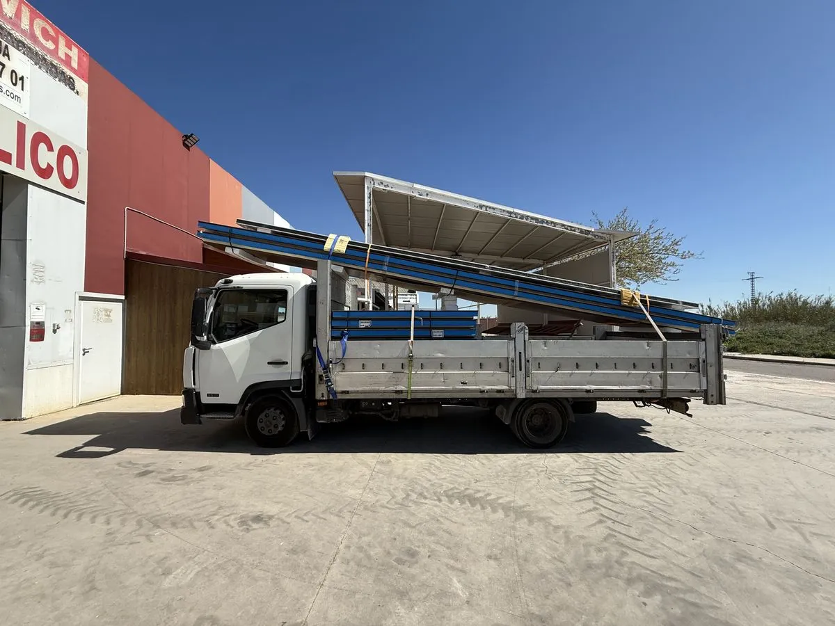 Camión propio para entrega de paneles