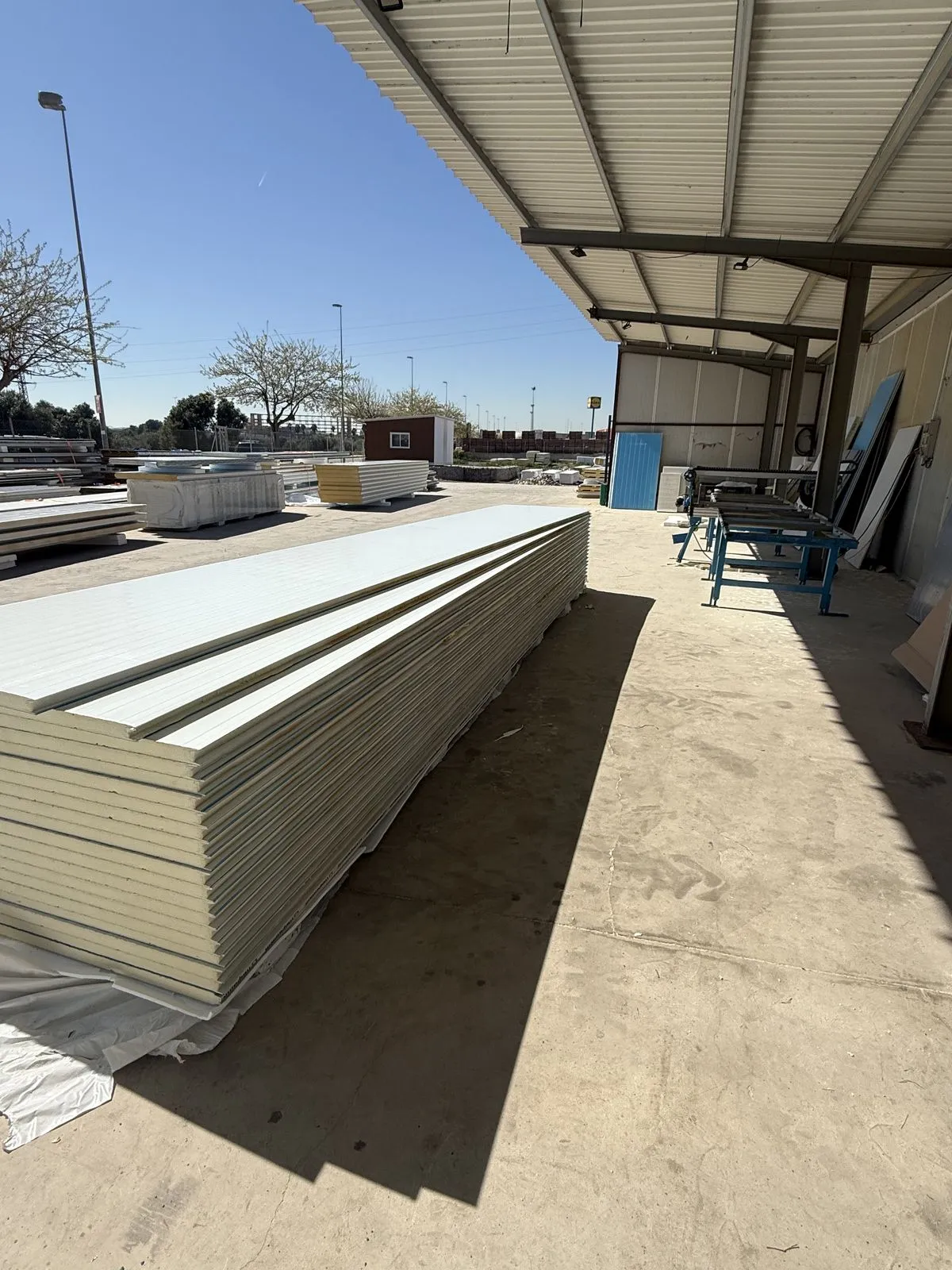 Interior del taller con paneles y plegadora CNC