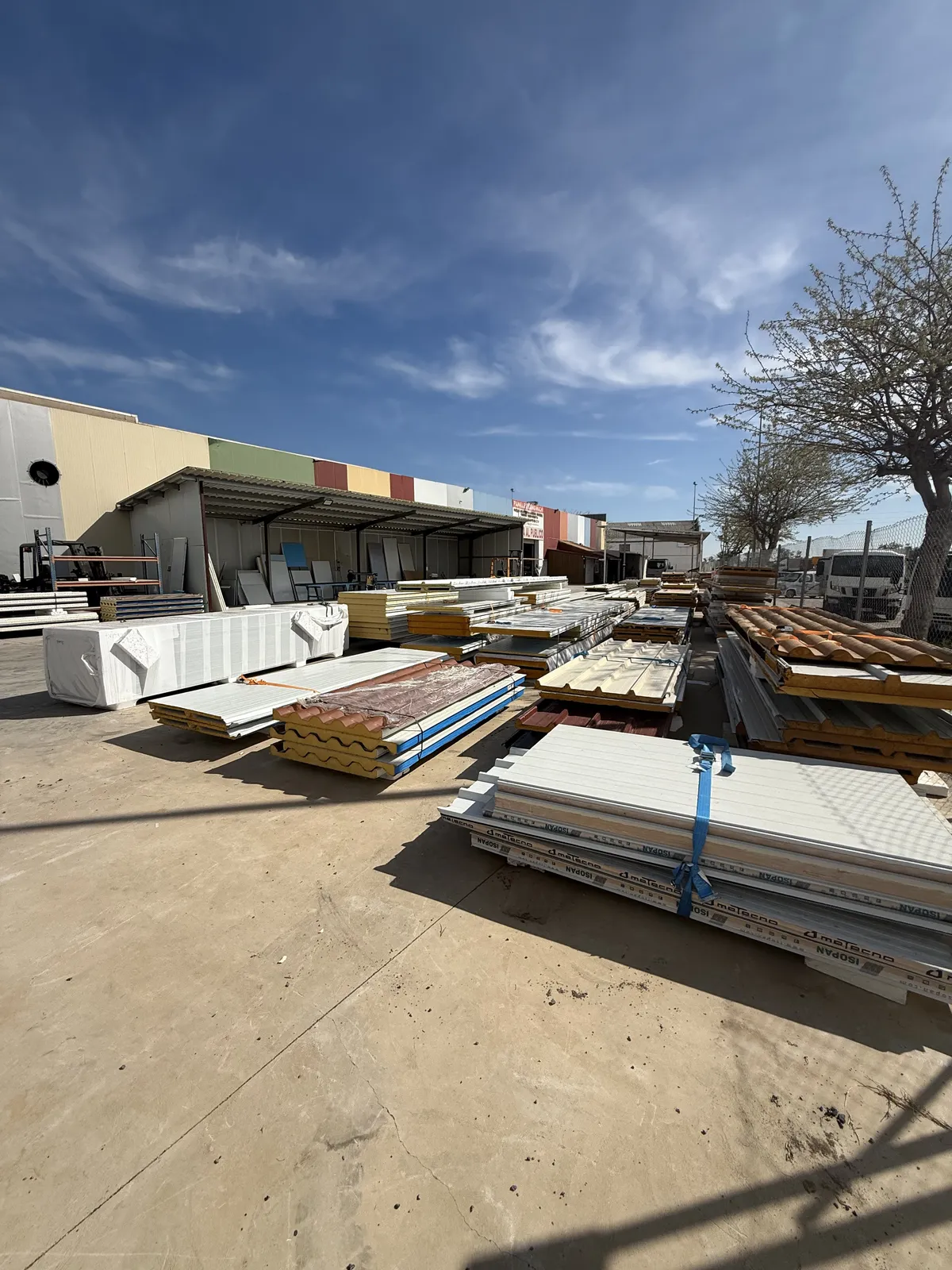 Stock de paneles sándwich en el almacén de Valencia