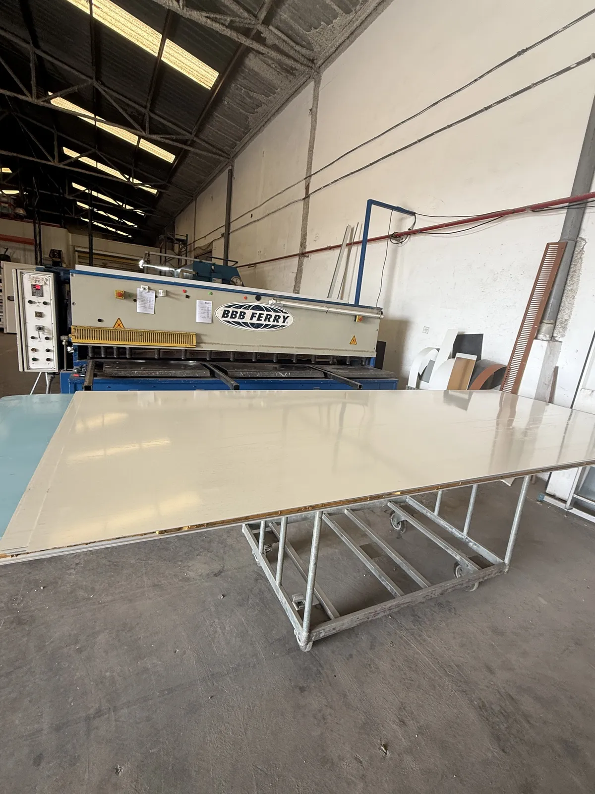 Cizalla industrial para corte de chapa en el taller de remates