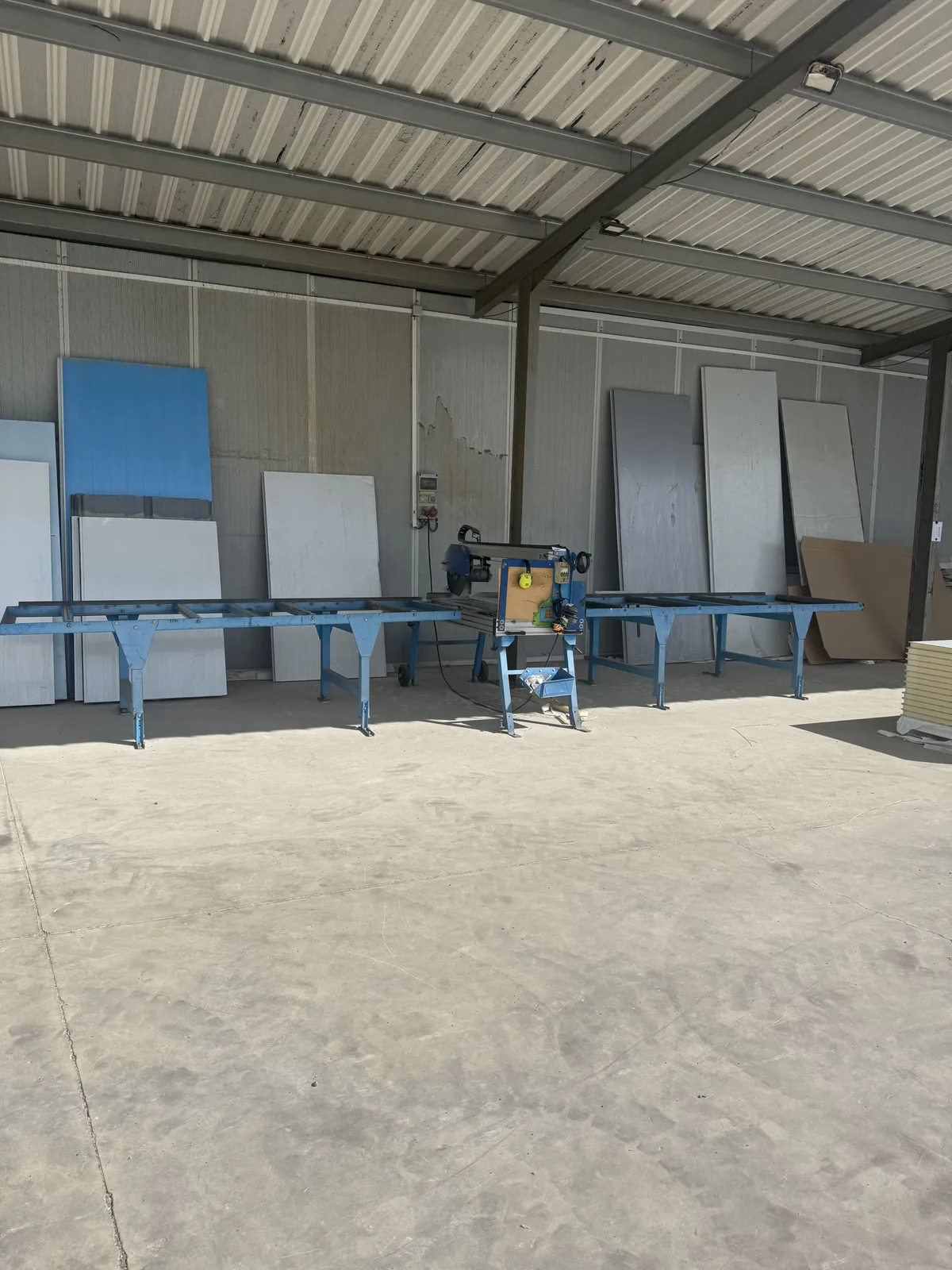 Zona de corte de paneles con sierra en el taller